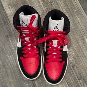 Air Jordan 1 Mid - Size W 8 / M 6.5 - Black/White/Gym Red